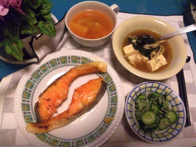 SBSH0209_0322焼き鮭、きゅうりの酢の物、湯豆腐、スープ、シクラメン_400.jpg