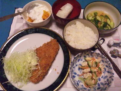 SBSH0217_1030夜-チキンカツ、麩のお吸い物、酢の物、サラダ、かぼちゃヨーグルト、ご飯_400.jpg