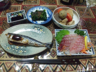 SBSH0234_1104夜-いわし塩焼き、刺身、煮物、おひたし、ワイン_400.jpg