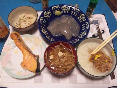 SBSH0208_1121夜-鮭、刺身コンニャク、おろし納豆、モヤシ味噌汁、かやくご飯_400.jpg