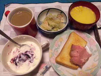 SBSH0257_1208夜-ローストポーク、トースト、キャベツとチキン煮もの、コーンポタージュ、ブルーベリーヨーグルト、カフェオレ_400.jpg