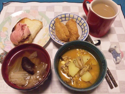 SBSH0250_1210夜-ハムトースト、いなり寿司、ジャガイモとキノコのミートソース煮込み、白菜と椎茸のお吸い物_400.jpg