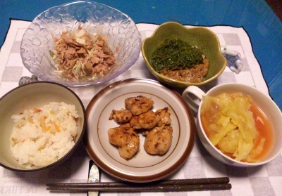 SBSH0243_1226夜-チキンソテー、キャベツのトマトスープ、メカブ納豆、ツナサラダ、寿司飯_400.jpg