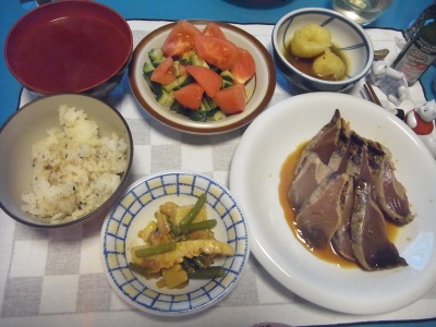 RIMG0008_0318夜-カツオたたき、イカと筍中華風、トマトサラダ、お吸い物、新じゃが_400.jpg