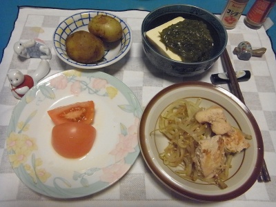 RIMG0006_0531夜-鶏とモヤシ炒め煮、新じゃが丸煮、メカブ奴、トマト_400.jpg