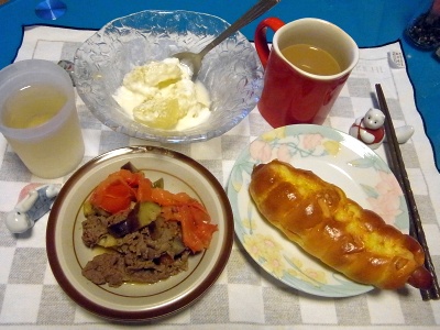 RIMG0033_0801夜-ソーセージパン、牛肉と夏野菜炒め、グレープフルーツのヨーグルトかけ_400.jpg