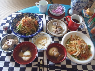 RIMG0021_0313来客昼食-野菜焼きそば、落とし卵のお吸い物、煮物、酢蓮根_400.jpg