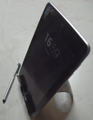 RIMG0043スタンドに立てたNexus7とペン_300.jpg