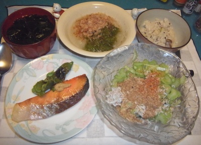 RIMG0004_0816夜-鮭焼き、じゃこサラダ、めかぶおろし、かやくご飯、わかめスープ_400.jpg