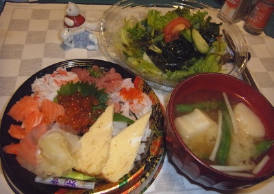 RIMG0015_0829夜-海鮮ちらし寿司、サラダ、味噌汁_400.jpg