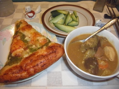 RIMG0033_0831夜-ピザパン、茄子カレー、キュウリ_500.jpg