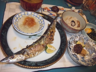RIMG0007_1010夜-マツタケ1本ホイル焼き、松茸ご飯、サンマ焼き、ほうれん草の胡麻和え.JPG