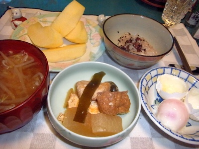 RIMG0008_1103夜-炊合せ、温泉卵、もやし味噌汁、お赤飯、リンゴ_400.jpg