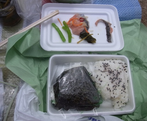 RIMG0084_0627山頂で昼食-宿のおにぎり、マタギさんのマスとみずとわさび菜_500.jpg