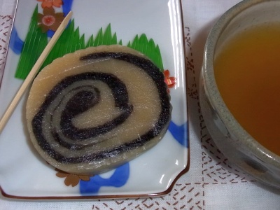 RIMG0266_20140628おやつ白神ごま巻_400.jpg