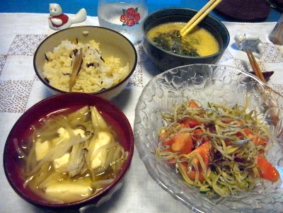 R0010529_0915夜-じゃこサラダ、味噌汁、雲丹ご飯、めかぶ卵納豆_400.jpg