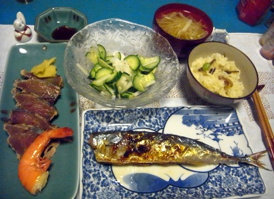R0010617_1003夜-さんま焼き、鰹のたたきとボイルエビ、キュウリサラダ、味噌汁、かやくご飯_400.jpg