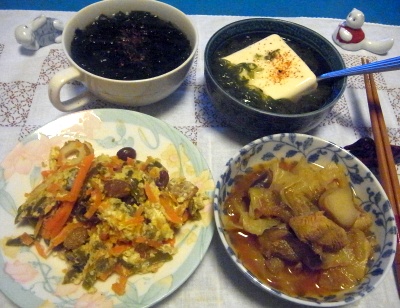R0010667_1013夜-野菜炒め卵とじ、チキンと野菜スープ煮、めかぶ奴、わかめスープ_400.jpg