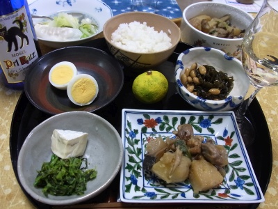 RIMG0011_1028夜-煮物、ピリ辛野沢菜、カマンベール、コブ大豆、ゆで卵、スープ餃子_400.jpg