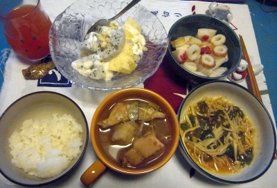 R0010891_1125夜-鮭鍋、なめこ煮、ちくわ大根、ドラゴンフルーツとリンゴ_400.jpg