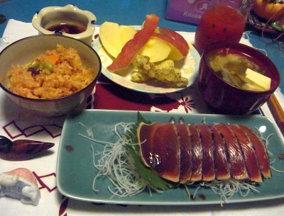 R0010910_1128夜-カツオたたき、サンマご飯、イカの磯辺揚げ、味噌汁、リンゴ_400.jpg