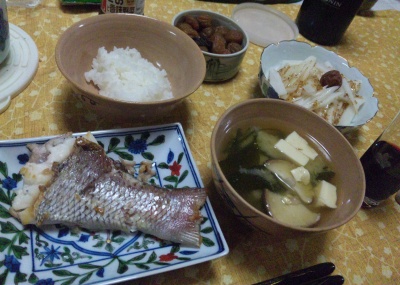 SBSH0355_0301夜-鯛塩焼き、豆腐のお吸い物、大根ゴマドレ、小梅_400.jpg
