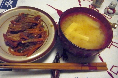 R0011885_0507夜-ブリ野菜いため、豆腐味噌汁_400.jpg