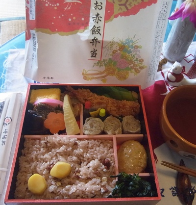 R0012013_0524昼-お赤飯弁当、お吸い物_400.jpg