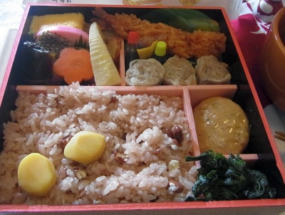 R0012014_0524昼-お赤飯弁当、お吸い物_400.jpg