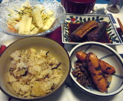 R0012304_0717夜-ソーセージ炒め、サンマ甘辛煮、大根サラダ、雑穀ご飯_400.jpg