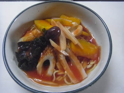 R0012387_0802昼-冷やしラーメンにカボチャ酢漬けとオリーブピクルスのっけ、トマトスープで完成_400.jpg