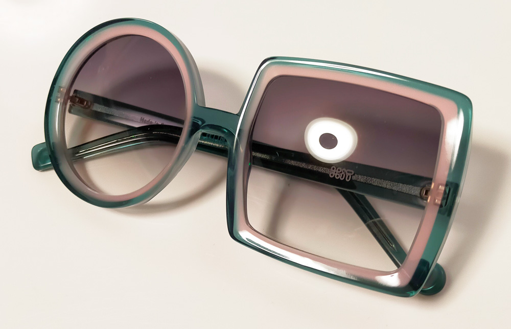 個性的なフォルムにやさしいカラーをマッチングした「XIT EYEWEAR