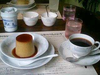 黒みつプリンとコーヒー。