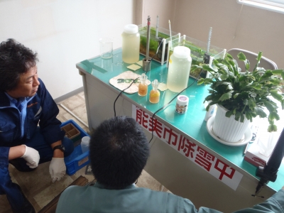 金魚鉢水質分析サンプリング中