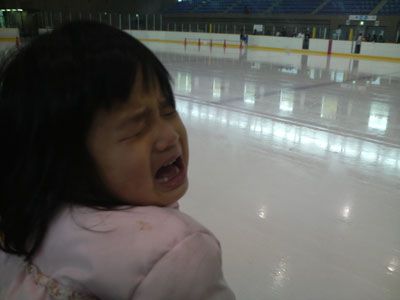 アイススケート場にて、泣く長女(4歳)