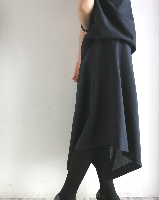 GVGV PIN STRIPE ASYMMETRIC SKIRT1.JPG