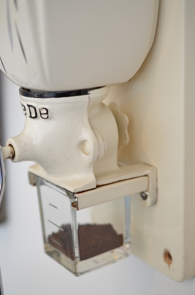 コーヒーグラインダー 壁掛ホワイトの陶器製  d