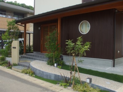 アプローチと門柱廻りの植栽