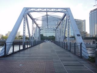 橋を渡ります。