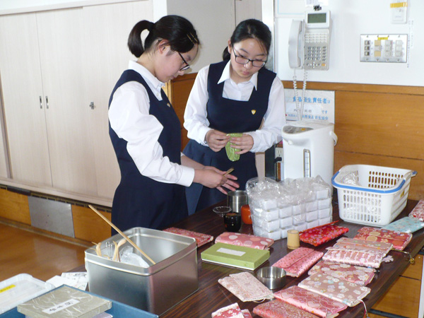 南中学校茶道部の皆さん
