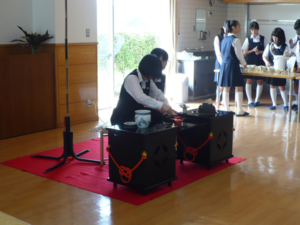 南中学校茶道部の皆さん