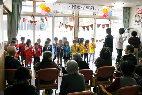 上大岡東保育園の皆さんが来館