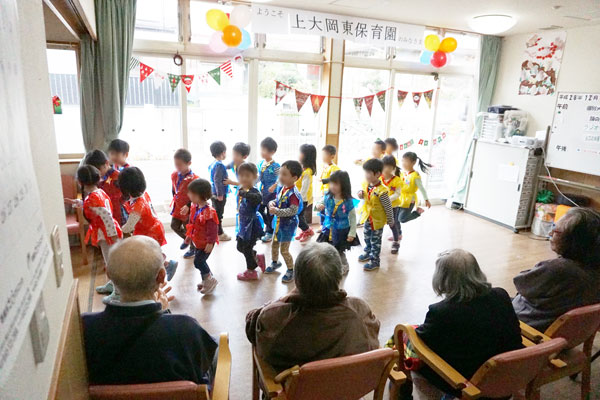 上大岡東保育園の皆さんが来館