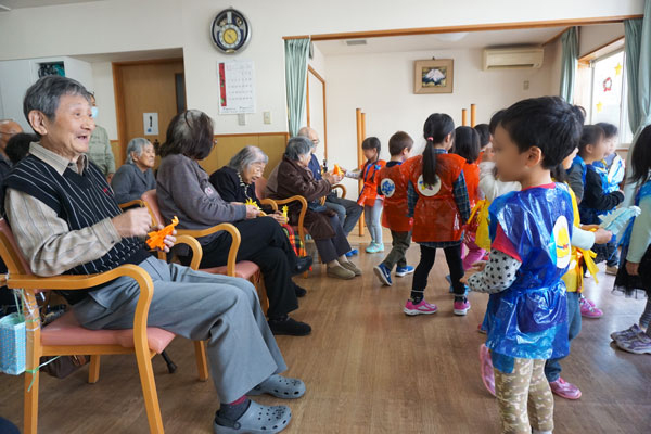 上大岡東保育園の皆さんが来館