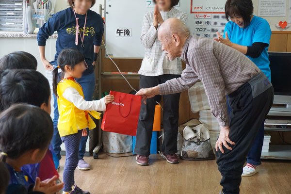 上大岡東保育園の皆さんが来館