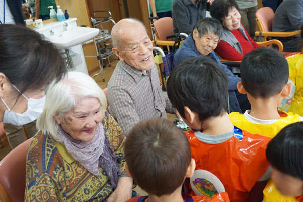 上大岡東保育園の皆さんが来館