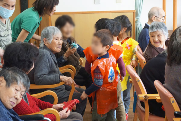 上大岡東保育園の皆さんが来館