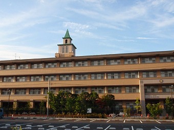 鶴川高校の塔を左手に進み