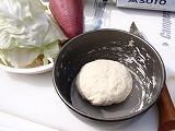 小麦粉をまるめる