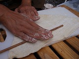 小麦粉をのばす